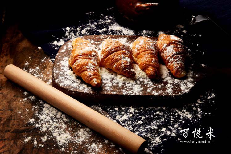 制作面包需要什么面粉？哪里有學(xué)習(xí)面包的地方？